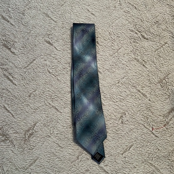 Van Heusen Silk Tie - Picture 2 of 3
